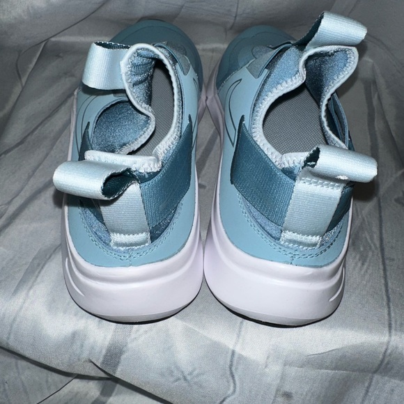 Nike sneakers 6.5Y & 7Y - Picture 3 of 4